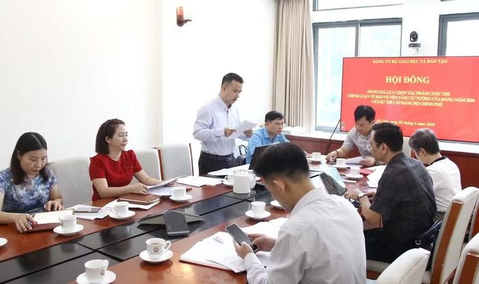Đại diện Tổ thư ký báo cáo công tác triển khai Cuộc thi Chính luận về bảo vệ nền tảng tư tưởng của Đảng trong Đảng bộ Chính phủ lần thứ 2, năm 2026 tại Đảng bộ Bộ GD&amp;ĐT và xét chọn bài dự thi cấp Chính phủ.