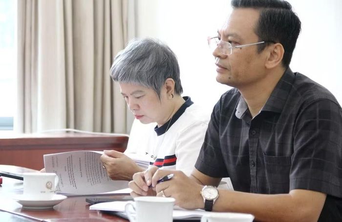 Các thành viên hội đồng nghiên cứu tài liệu và danh sách các tác phẩm dự thi.