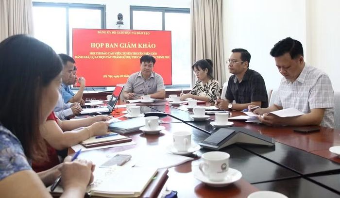Sáng 2/6, Ban Giám khảo Hội thi Báo cáo viên, tuyên truyền viên giỏi tiến hành họp đánh giá, lựa chọn bài dự thi cấp Đảng bộ Chính phủ.