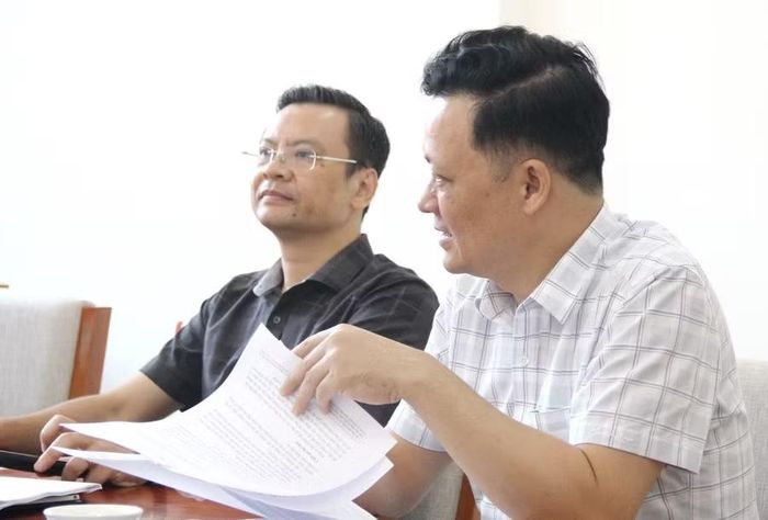 Thành viên Ban Giám khảo cho ý kiến về một số bài dự thi của Hội thi Báo cáo viên, tuyên truyền viên giỏi.