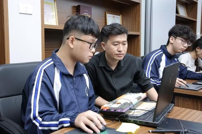 Sinh viên đang được giảng viên hướng dẫn - nguồn Đại Học Quốc Gia Hà Nội.