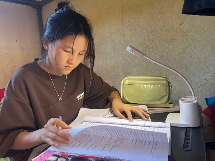 Để đạt được mục tiêu trong Kỳ thi tốt nghiệp THPT sắp tới, Lý Thị Sâu không ngừng nỗ lực học tập.