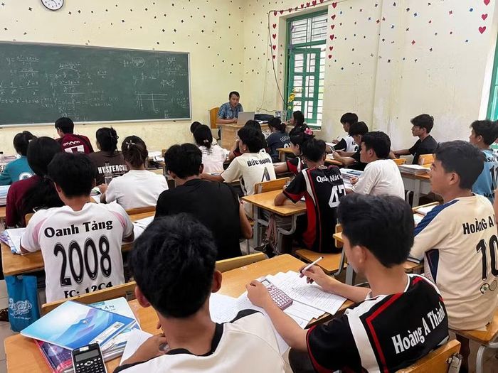 Một buổi ôn luyện ở giai đoạn "nước rút" của lớp 12C4, Trường THPT Nà Hỳ.