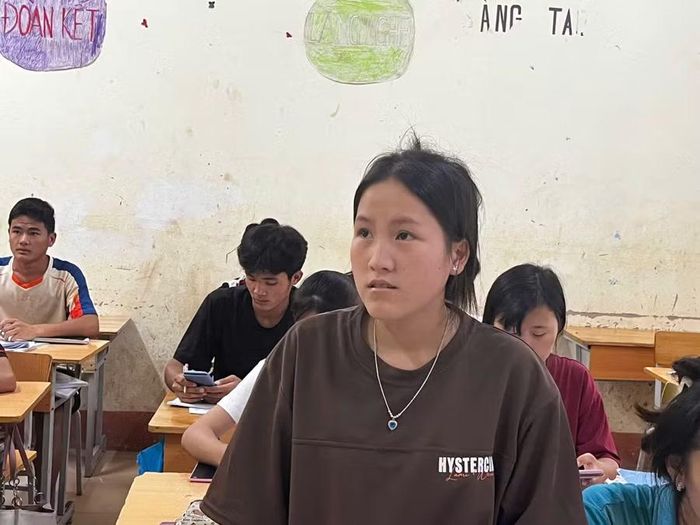 Nhờ nỗ lực vượt khó, hai năm lớp 10 và 11, Lý Thị Sâu đang từ học sinh đạt yêu cầu, em vươn lên trở thành học sinh giỏi của năm lớp 12.