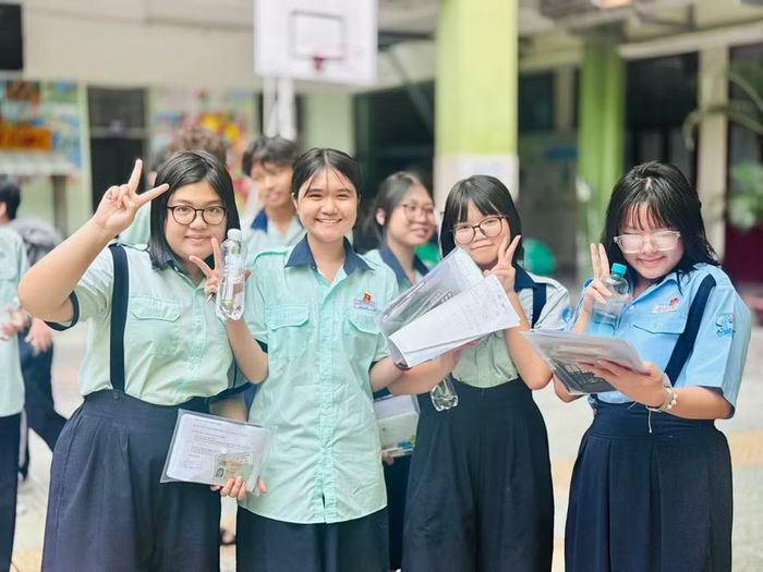 Thí sinh vui vẻ khi kết thúc 3 môn thi trong hai ngày 1-2/6. Ảnh: Thùy Linh.