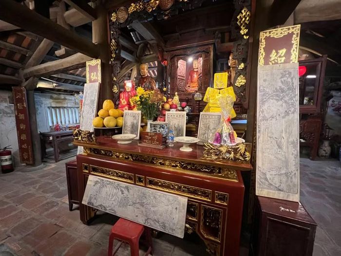 Bộ tranh “Trúc Lâm đại sĩ xuất sơn đồ” và chân dung “Trúc Lâm Tam Tổ” được làm lễ tại nhà thờ tổ của chùa Vĩnh Nghiêm (Bắc Ninh).
