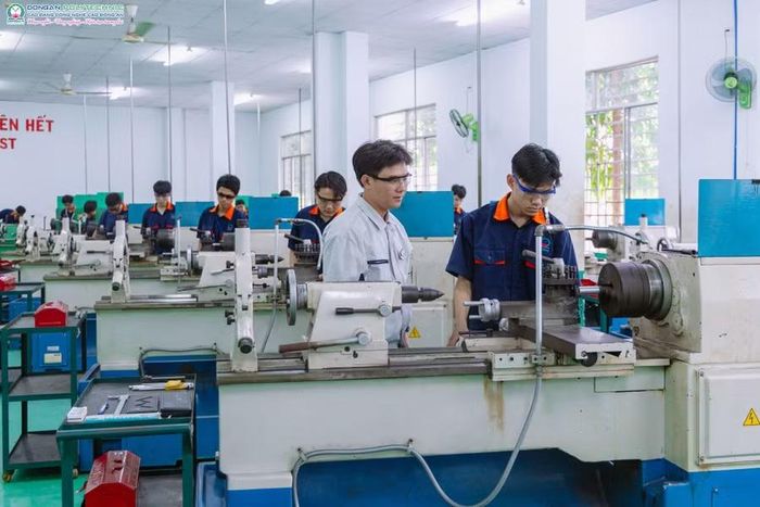 Sinh viên Trường Cao đẳng Công nghệ cao Đồng An TPHCM trải nghiệm thực tế.
