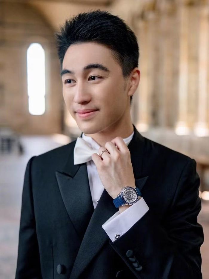 Trong khi đó, Hà Du Quân không giấu được niềm hạnh phúc khi nắm tay vợ bước vào lễ đường.