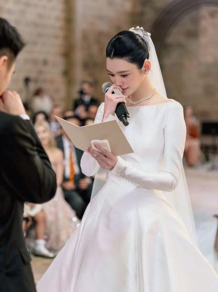 Cặp đôi liên tục trao cho nhau những ánh nhìn đầy tình cảm, minh chứng cho hành trình yêu thương bền chặt suốt nhiều năm qua.