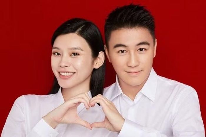 Hề Mộng Dao và Hà Du Quân công khai mối quan hệ vào năm 2019. Trong suốt những năm qua, cả hai luôn đồng hành cùng nhau trong công việc lẫn cuộc sống gia đình.