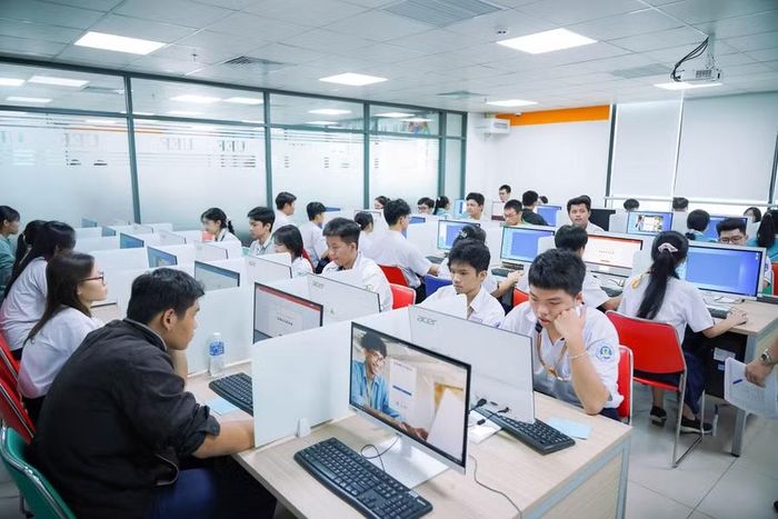 Sinh viên ngành Công nghệ Thông tin, Trường ĐH Kinh tế - Tài chính TPHCM (UEF) trong giờ học. Ảnh: UEF
