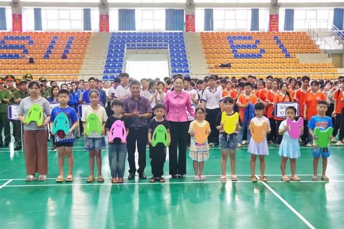 Lãnh đạo phường Bình Đức (An Giang) tặng dụng cụ tập bơi cho học sinh.