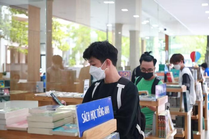 Sinh viên tìm kiếm tài liệu học tập tại thư viện Trường Đại học Công thương TPHCM. Ảnh: HUIT.