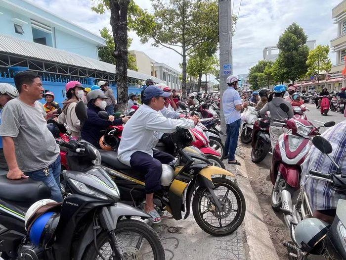 Phụ huynh đồng hành cùng con em trong Kỳ thi tuyển sinh vào lớp 10.