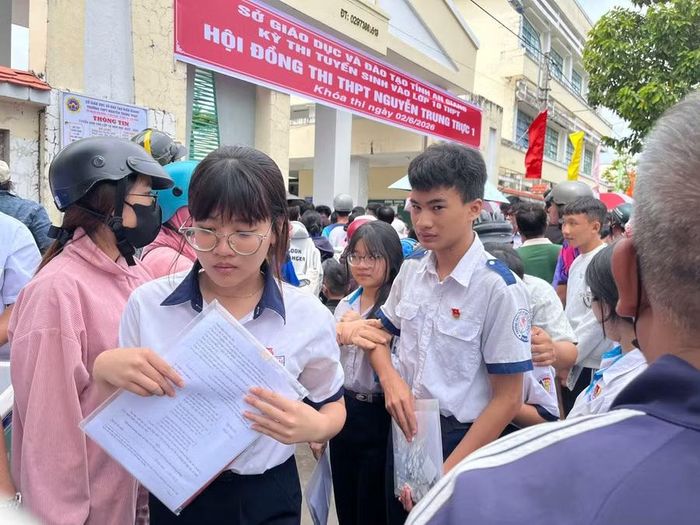 Không khí sôi nổi tại các điểm thi ở An Giang.