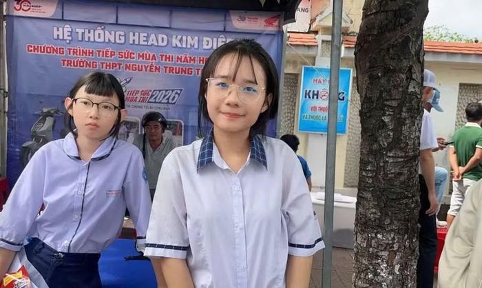 Em Phan Nguyễn Thanh Nguyên phấn khởi khi hoàn thành môn thi đầu tiên.