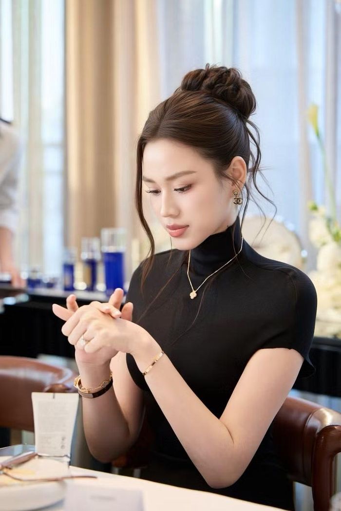 Với lối trang điểm nhẹ nhàng, mái tóc được búi gọn tinh tế, người đẹp xứ Thanh nhận về nhiều lời khen bởi vẻ ngoài mặn mà và cuốn hút.