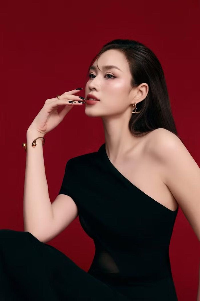 Đặc biệt, sau khi kết hôn với chồng doanh nhân, cuộc sống của cô càng nhận được nhiều sự quan tâm, mỗi động thái trên mạng xã hội hay tại các sự kiện đều nhanh chóng trở thành chủ đề được bàn luận.