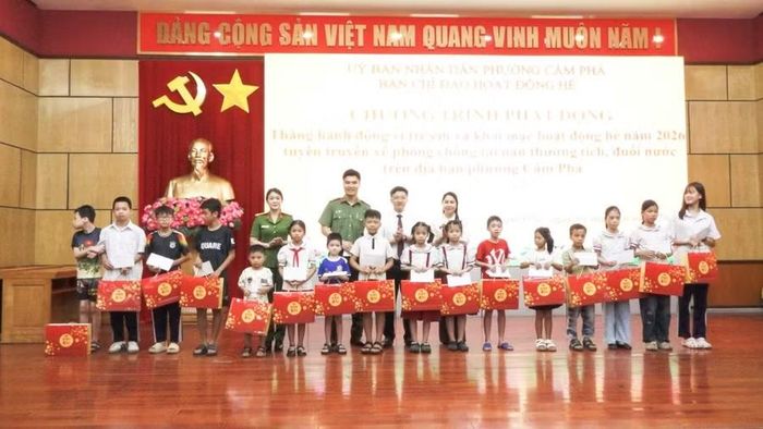 Các đơn vị trao quà cho trẻ em có hoàn cảnh khó khăn vươn lên trong học tập.