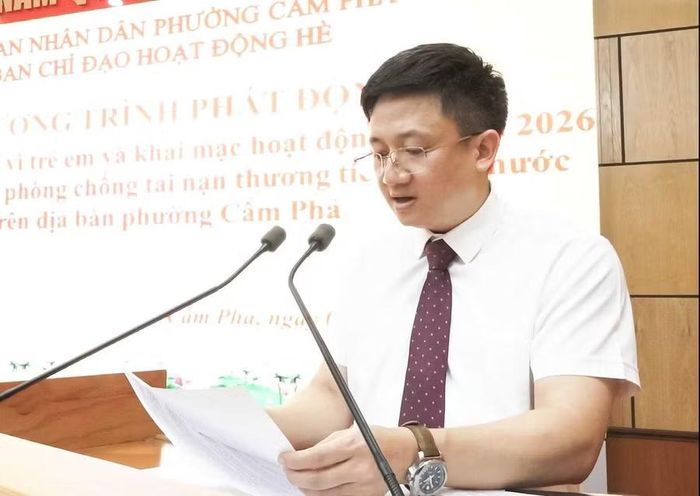 Ông Nguyễn Đức Dương, Phó Chủ tịch UBND phường Cẩm Phả phát biểu tại buổi lễ.