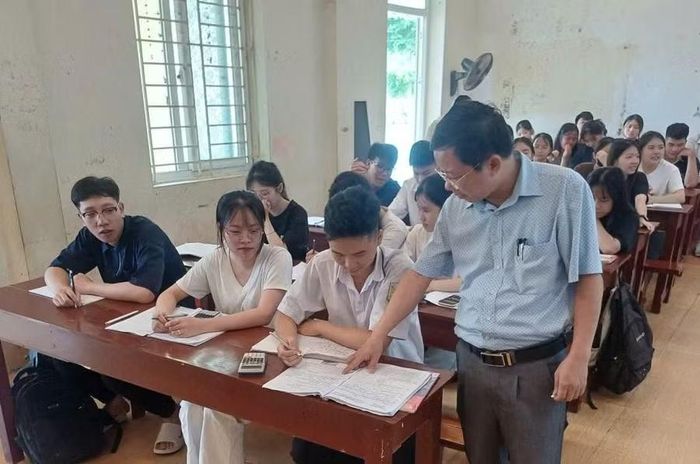 Thầy và trò Trường THPT Thanh Sơn (xã Thanh Sơn) ôn thi tốt nghiệp.