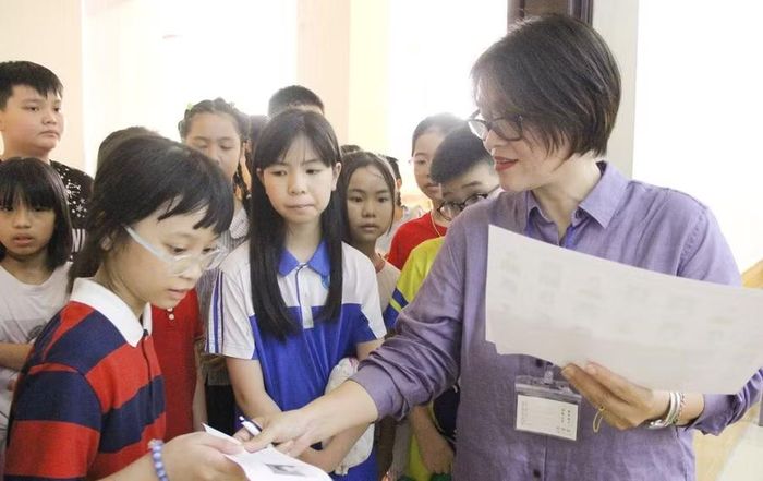 Giám thí gọi thí sinh vào phòng thi.