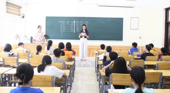 Thí sinh nghe phổ biến quy chế thi.