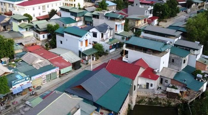 Nhiều ngôi nhà khang trang ở xã vùng biên Quang Chiểu (Thanh Hóa) được xây dựng nhờ người dân tham gia xuất khẩu lao động.