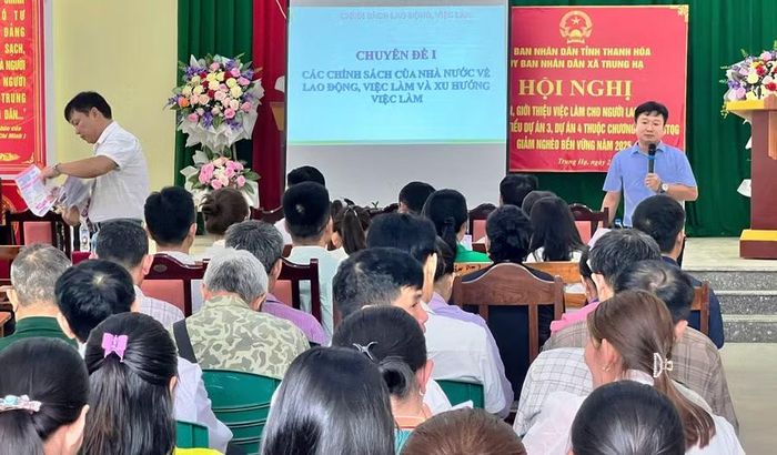 Trung Tâm dịch vụ việc làm - Sở Nội vụ Thanh Hóa tổ chức giới thiệu việc làm cho người lao động ở xã Trung Hạ. Ảnh: Lương Triệu