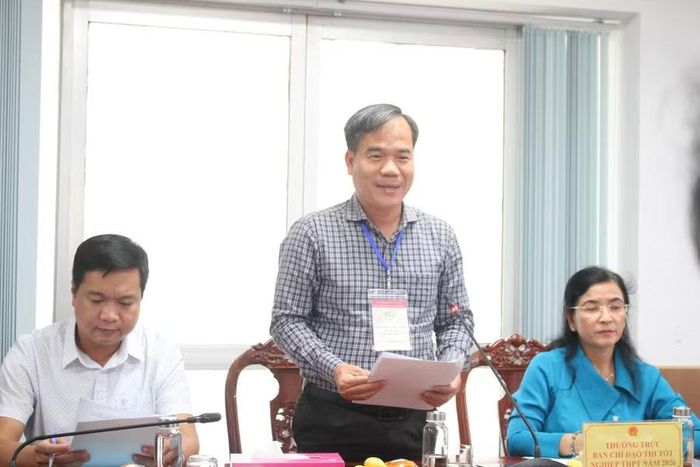 Ông Nguyễn Phúc Tăng, Phó Giám đốc Sở GD&ĐT TP Cần Thơ báo cáo tại buổi làm việc.