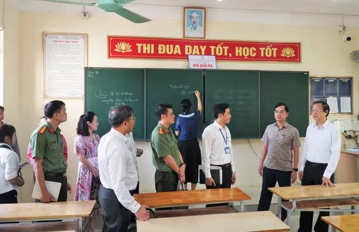Đoàn công tác Ban chỉ đạo thi Tốt nghiệp THPT năm 2026 kiểm tra cơ sở vật chất điểm thi Trường THPT Lê Viết Thuật, đề nghị niêm phong các camera sẵn có trong phòng học trong thời gian tổ chức kỳ thi. Ảnh: Hồ Lài