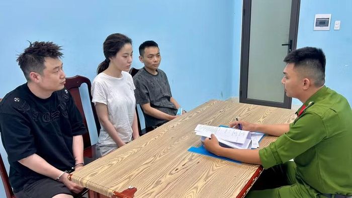 Công an làm việc với những người liên quan. Ảnh: Công an cung cấp