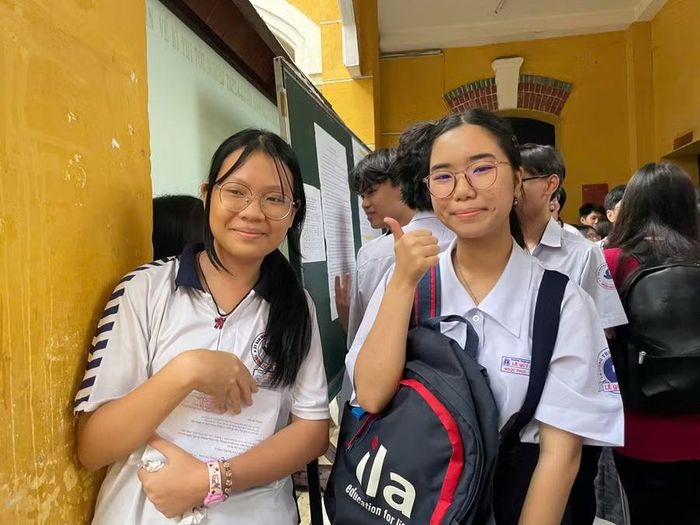 Nữ sinh rạng rỡ sau khi hoàn thành kỳ thi. Ảnh: Hà An.