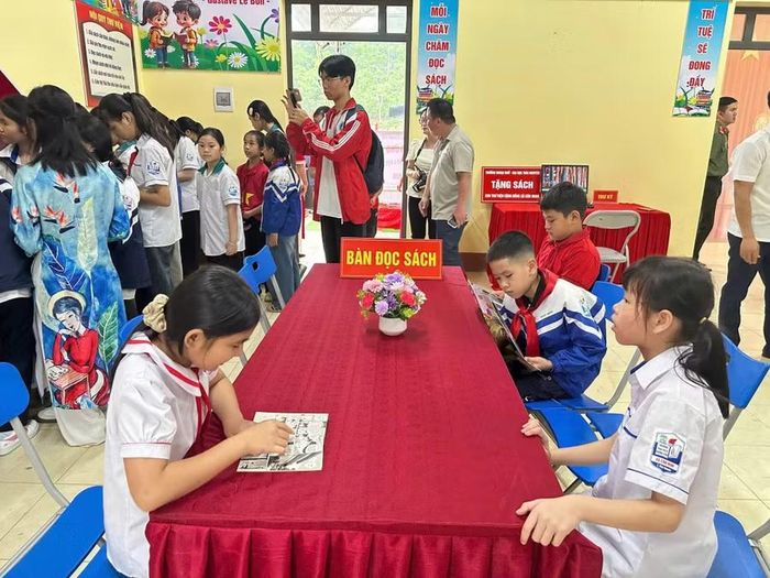 Các em học sinh hào hứng đọc sách tại thư viện.