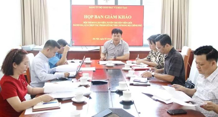 Ban Giám khảo họp ngày 2/6.