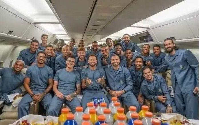 Các thành viên tuyển Brazil chụp ảnh trước chuyến bay sang Newark, Mỹ. Chiếc Boeing 767-300ER từng phục vụ ban nhạc Rolling Stones trong chuyến lưu diễn năm 2022.