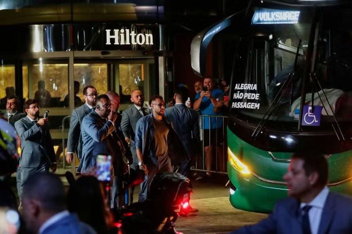 Tiền đạo Neymar xuất hiện trước giờ tuyển Brazil sang Mỹ. Chân sút 34 tuổi đang hồi phục chấn thương bắp chân và bỏ ngỏ khả năng đá trận mở màn gặp Morocco ngày 14/6.