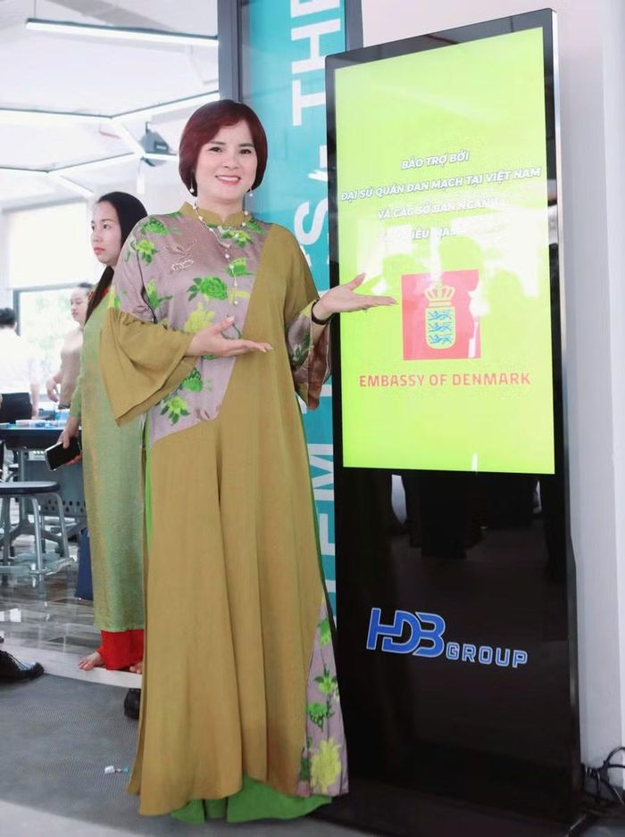 Bà Nguyễn Thị Thu Khoa giới thiệu về một trong những sản phẩm tiêu biểu của Công ty Cổ phần HĐB Hà Nội.