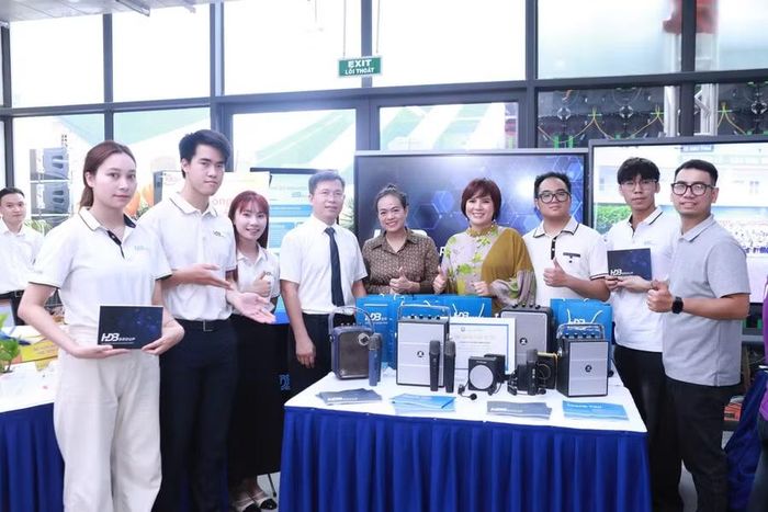 Cán bộ, nhân viên Công ty Cổ phần HĐB Hà Nội chụp ảnh cùng khách tham quan tại sự kiện.