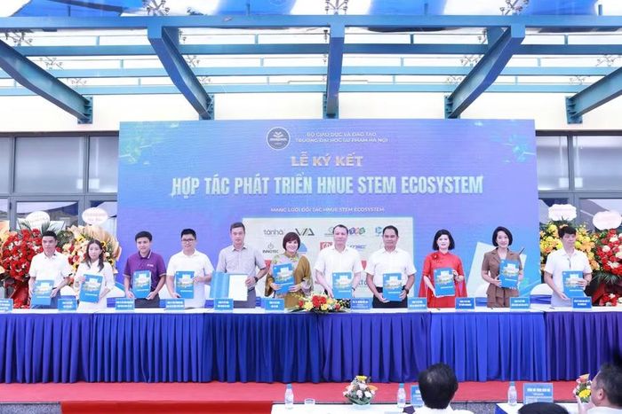 Đại diện Công ty Cổ phần HĐB Hà Nội (thứ 6 từ trái qua) ký kết hợp tác với Trường Đại học Sư phạm Hà Nội.
