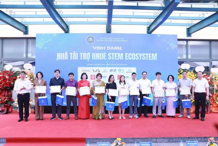 Đại diện Công ty Cổ phần HĐB Hà Nội (thứ 6 từ trái qua) được vinh danh là một trong những nhà tài trợ đồng hành cùng sự kiện.