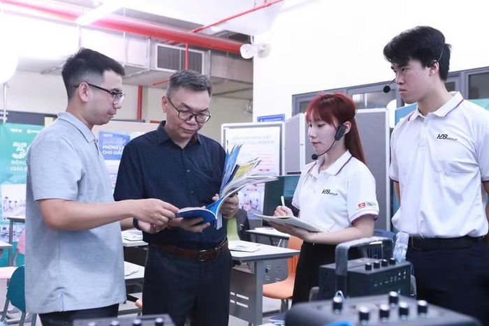 Khách tham quan tìm hiểu các sản phẩm của HĐB Hà Nội.