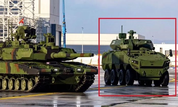 Xe bọc thép Altug 8x8 bản cơ sở và xe tăng Altay.