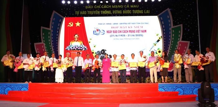Tỉnh Cà Mau tuyên dương các Nhà báo.