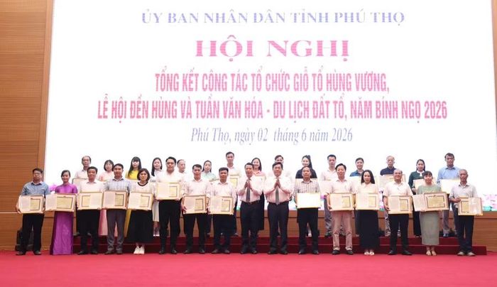 Chủ tịch UBND tỉnh Phú Thọ trao Bằng khen cho các đơn vị có thành tích.