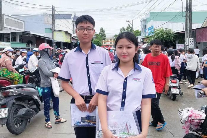 Các thí sinh cảm thấy nhẹ nhõm sau khi ra khỏi phòng thi.