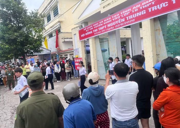 Rộn ràng tại điểm thi Trường THPT Nguyễn Trung Trực 1.