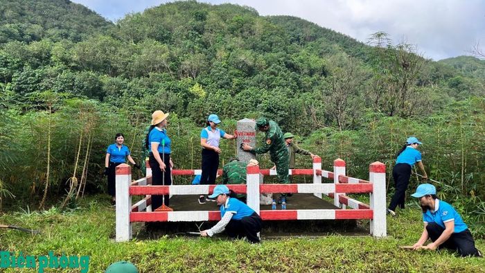 Hội Phụ nữ phường Lào Cai, tỉnh Lào Cai phối hợp phát quang khu vực mốc quốc giới. Ảnh: Trung Dũng