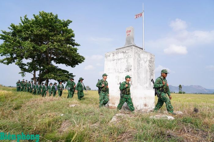 Tổ phụ nữ tự quản đường biên, cột mốc xã Ba Chúc đồng hành cùng cán bộ, chiến sĩ Biên phòng trong các đợt tuần tra. Ảnh: Tiến Vinh