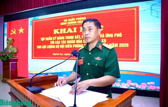 Đại tá Trần Văn Chúng, Phó Tham mưu trưởng Binh chủng Hóa học phát biểu khai mạc tập huấn. Ảnh: Lê Thạch